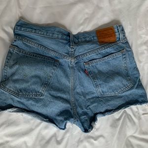 Levi’s 501 light wash high rise jean shorts size 28
